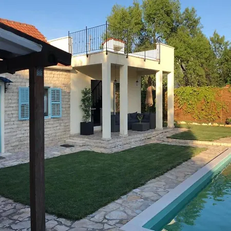 In With Private Pool Ferienhaus