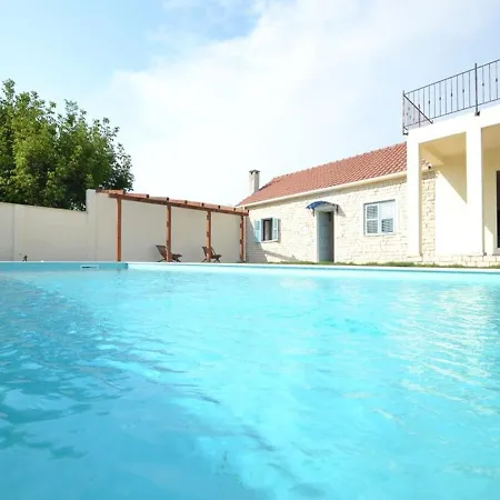 In With Private Pool Ferienhaus