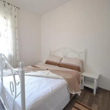 Casa de Férias In With Private Pool Zadar